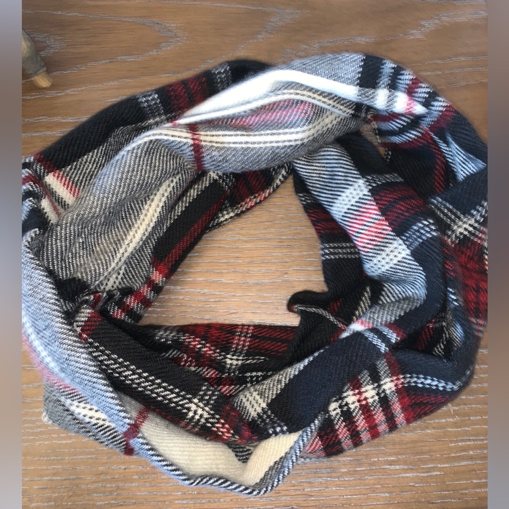 Hidden Pocket to hide valuables -  Infinity Scarf Perfect for travel.
